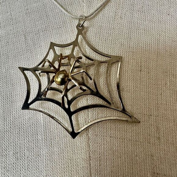 Two tone spider web pendant necklace - Picture 2 of 8